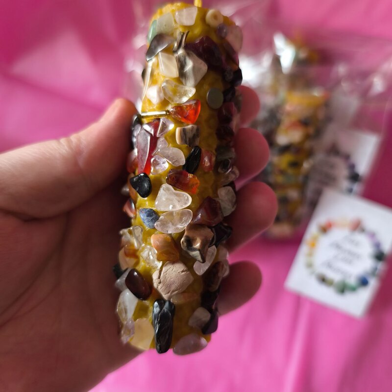 VELA ESPECIAL MIEL 7 CHAKRAS, UNGIDA CON ACEITES ESOTERICOS Y PIEDRAS NATURALES. RITUALIZADA 10X3 CM