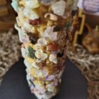 VELÓN GRANDE ESPECIAL MIEL 7 CHAKRAS, UNGIDA CON ACEITES ESOTERICOS Y PIEDRAS NATURALES. RITUALIZADA 15X6