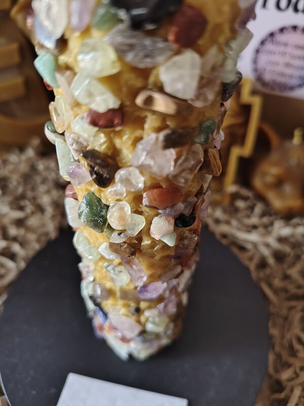 VELÓN GRANDE ESPECIAL MIEL 7 CHAKRAS, UNGIDA CON ACEITES ESOTERICOS Y PIEDRAS NATURALES. RITUALIZADA 15X6