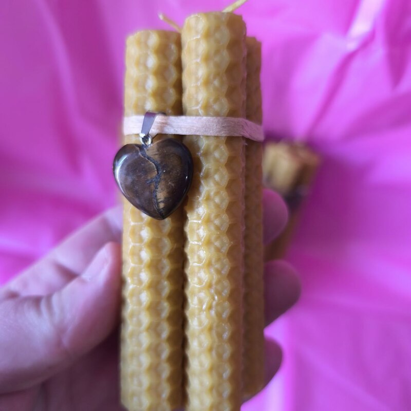 PACK DE 4 VELAS ARTESANALES MIEL PANAL NATURAL CON CORAZON OJO TIGRE 10 CM