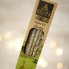 💧 Incienso Ritual Agua Florida – Varillas Gruesas Limpieza espiritual, frescura vibracional y conexión con lo sagrado Este sahumerio en varillas gruesas ha sido creado para acompañar rituales de purificación, renovación energética y apertura espiritual. Inspirado en la tradicional Agua Florida, su aroma cítrico-floral despierta la energía del alma, limpia el entorno y eleva la vibración personal. Ideal para sahumar espacios, altares o el cuerpo antes de prácticas espirituales. 🌿 Propiedades esotéricas: Purificación profunda: El aroma de Agua Florida limpia energías densas, disipa bloqueos y restaura la armonía vibracional. Renovación emocional: Favorece el cierre de ciclos, la liberación de cargas y la apertura a nuevas oportunidades. Conexión espiritual: Eleva la frecuencia del entorno, facilitando la meditación, la introspección y el trabajo ritual. Protección energética: Crea un campo vibracional fresco y estable, ideal para mantener la paz interior. ✨ Aroma: Fragancia cítrica, floral y ligeramente especiada. Notas de bergamota, lavanda, neroli y toques herbales. Sensación de frescura, limpieza y ligereza espiritual. 🧘‍♀️ Usos recomendados: Encender durante rituales de limpieza, baños energéticos o meditaciones guiadas. Sahumar el cuerpo antes de prácticas espirituales, canalizaciones o sesiones de tarot. Purificar espacios recién habitados, zonas de descanso o lugares de trabajo energético. Acompañar procesos de sanación emocional, renovación o protección vibracional. 📐 Características: Formato: Varillas gruesas de combustión lenta. Duración: Cada varilla arde entre 60 y 90 minutos. Presentación: Pack ritual con diseño vibracional y aroma envolvente. Este incienso no es solo un sahumerio: es una herramienta vibracional de limpieza, frescura y conexión espiritual. Perfecto para quienes desean vivir en armonía con su energía y su entorno.