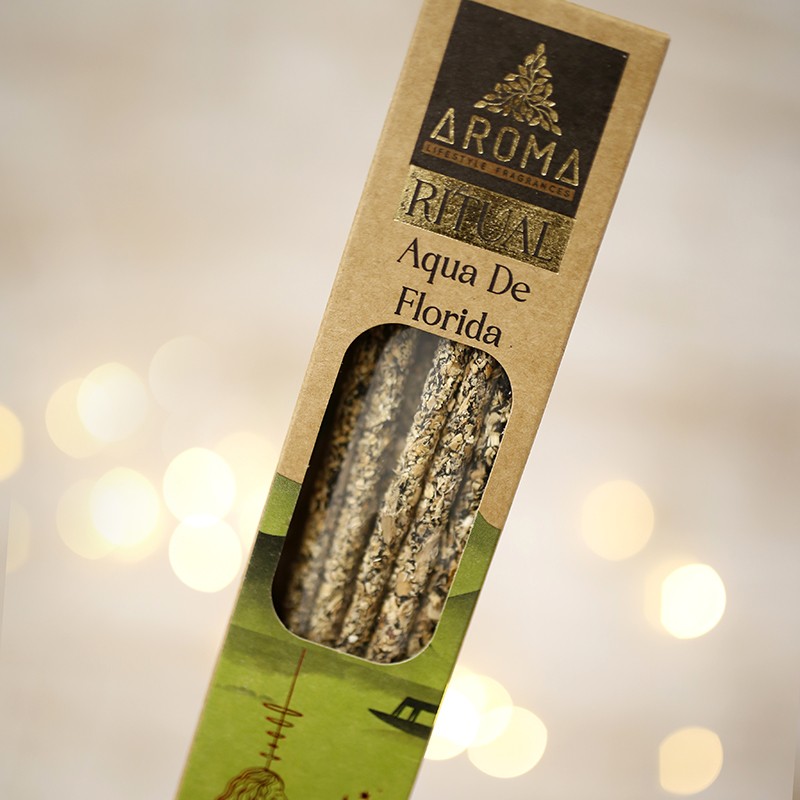 💧 Incienso Ritual Agua Florida – Varillas Gruesas Limpieza espiritual, frescura vibracional y conexión con lo sagrado Este sahumerio en varillas gruesas ha sido creado para acompañar rituales de purificación, renovación energética y apertura espiritual. Inspirado en la tradicional Agua Florida, su aroma cítrico-floral despierta la energía del alma, limpia el entorno y eleva la vibración personal. Ideal para sahumar espacios, altares o el cuerpo antes de prácticas espirituales. 🌿 Propiedades esotéricas: Purificación profunda: El aroma de Agua Florida limpia energías densas, disipa bloqueos y restaura la armonía vibracional. Renovación emocional: Favorece el cierre de ciclos, la liberación de cargas y la apertura a nuevas oportunidades. Conexión espiritual: Eleva la frecuencia del entorno, facilitando la meditación, la introspección y el trabajo ritual. Protección energética: Crea un campo vibracional fresco y estable, ideal para mantener la paz interior. ✨ Aroma: Fragancia cítrica, floral y ligeramente especiada. Notas de bergamota, lavanda, neroli y toques herbales. Sensación de frescura, limpieza y ligereza espiritual. 🧘‍♀️ Usos recomendados: Encender durante rituales de limpieza, baños energéticos o meditaciones guiadas. Sahumar el cuerpo antes de prácticas espirituales, canalizaciones o sesiones de tarot. Purificar espacios recién habitados, zonas de descanso o lugares de trabajo energético. Acompañar procesos de sanación emocional, renovación o protección vibracional. 📐 Características: Formato: Varillas gruesas de combustión lenta. Duración: Cada varilla arde entre 60 y 90 minutos. Presentación: Pack ritual con diseño vibracional y aroma envolvente. Este incienso no es solo un sahumerio: es una herramienta vibracional de limpieza, frescura y conexión espiritual. Perfecto para quienes desean vivir en armonía con su energía y su entorno.