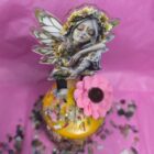 🧚‍♀️ Velón Hada del Bosque Amarilla – Edición Especial 🌼✨ Un faro de luz encantada para atraer alegría, abundancia y protección natural. Este velón ha sido creado bajo la bendición de las hadas solares, espíritus luminosos del bosque que danzan entre flores silvestres y hojas doradas. Su color amarillo vibrante canaliza la energía del sol, la miel y la expansión espiritual, convirtiéndolo en un poderoso aliado para rituales de prosperidad, claridad mental y renovación emocional. 🌟 Propiedades mágicas: Invoca la alegría, la creatividad y el optimismo. Atrae bendiciones materiales y emocionales. Protege el hogar con energía cálida y armoniosa. Fortalece la conexión con los elementales del bosque. 🍯 Edición especial: Decorado con símbolos florales y detalles dorados. Aroma suave y envolvente que recuerda a la miel silvestre. Ideal para altares de abundancia, rituales solares o como ofrenda a las hadas. ✨ Ritual sugerido: enciéndelo al amanecer o durante la luna creciente. Visualiza cómo la luz del bosque te envuelve y abre caminos de dicha y plenitud.