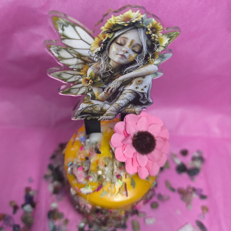 🧚‍♀️ Velón Hada del Bosque Amarilla – Edición Especial 🌼✨ Un faro de luz encantada para atraer alegría, abundancia y protección natural. Este velón ha sido creado bajo la bendición de las hadas solares, espíritus luminosos del bosque que danzan entre flores silvestres y hojas doradas. Su color amarillo vibrante canaliza la energía del sol, la miel y la expansión espiritual, convirtiéndolo en un poderoso aliado para rituales de prosperidad, claridad mental y renovación emocional. 🌟 Propiedades mágicas: Invoca la alegría, la creatividad y el optimismo. Atrae bendiciones materiales y emocionales. Protege el hogar con energía cálida y armoniosa. Fortalece la conexión con los elementales del bosque. 🍯 Edición especial: Decorado con símbolos florales y detalles dorados. Aroma suave y envolvente que recuerda a la miel silvestre. Ideal para altares de abundancia, rituales solares o como ofrenda a las hadas. ✨ Ritual sugerido: enciéndelo al amanecer o durante la luna creciente. Visualiza cómo la luz del bosque te envuelve y abre caminos de dicha y plenitud.