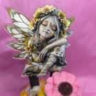 🧚‍♀️ Velón Hada del Bosque Amarilla – Edición Especial 🌼✨ Un faro de luz encantada para atraer alegría, abundancia y protección natural. Este velón ha sido creado bajo la bendición de las hadas solares, espíritus luminosos del bosque que danzan entre flores silvestres y hojas doradas. Su color amarillo vibrante canaliza la energía del sol, la miel y la expansión espiritual, convirtiéndolo en un poderoso aliado para rituales de prosperidad, claridad mental y renovación emocional. 🌟 Propiedades mágicas: Invoca la alegría, la creatividad y el optimismo. Atrae bendiciones materiales y emocionales. Protege el hogar con energía cálida y armoniosa. Fortalece la conexión con los elementales del bosque. 🍯 Edición especial: Decorado con símbolos florales y detalles dorados. Aroma suave y envolvente que recuerda a la miel silvestre. Ideal para altares de abundancia, rituales solares o como ofrenda a las hadas. ✨ Ritual sugerido: enciéndelo al amanecer o durante la luna creciente. Visualiza cómo la luz del bosque te envuelve y abre caminos de dicha y plenitud.