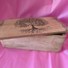 CAJA GIGANTE MADERA ÁRBOL DE LA VIDA. TALLADA A MANO CON PIROGRABADO. APERTURA SUPERIOR