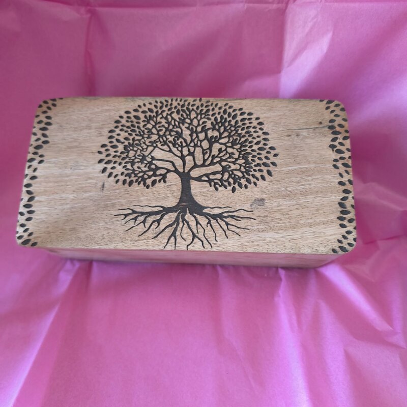 CAJA GIGANTE MADERA ÁRBOL DE LA VIDA. TALLADA A MANO CON PIROGRABADO. APERTURA SUPERIOR
