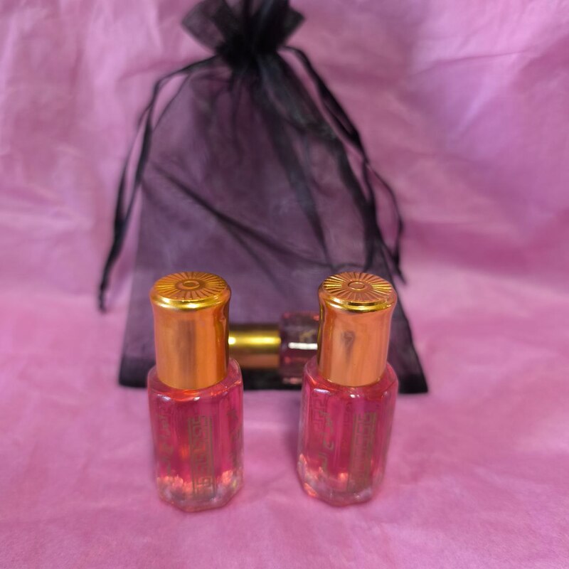 🌺 Perfume Íntimo Musc Tahra Granada – 6 ml Sensualidad sagrada, magnetismo natural y elegancia vibracional El Musc Tahra Granada es un perfume íntimo de alta vibración, elaborado con esencias naturales que evocan la feminidad divina, la atracción energética y el misterio interior. Su delicada fragancia combina la pureza del almizcle blanco con notas dulces y afrutadas de granada, creando una experiencia olfativa envolvente, cálida y profundamente espiritual. ✨ Propiedades esotéricas: Activación del magnetismo personal: Potencia la energía del segundo chakra, favoreciendo la sensualidad, la creatividad y la conexión emocional. Aroma protector y armonizador: El almizcle blanco actúa como escudo vibracional, mientras la granada atrae abundancia, fertilidad y amor. Conexión con lo sagrado femenino: Ideal para rituales de belleza, empoderamiento personal y armonización energética. Elevación emocional: Su aroma suave y persistente calma la mente, despierta el deseo y promueve la autoestima. 🌿 Características: Formato: Roll-on de 6 ml, práctico y discreto. Fragancia: Almizcle blanco con notas dulces de granada. Textura: Ligera, sedosa y de rápida absorción. Uso recomendado: Aplicar en puntos energéticos (muñecas, cuello, detrás de las orejas o zona íntima externa) para potenciar la vibración personal. Este perfume no es solo una fragancia: es una herramienta vibracional de seducción consciente, protección energética y conexión con tu esencia más profunda.