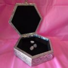 CAJA GRANDE HEXAGONAL PLATEADA SOBRE RELIEVE ÁRBOL DE LA VIDA . ALPACA HECHA A MANO.