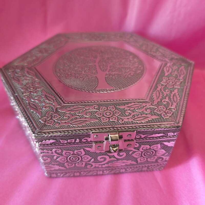 CAJA GRANDE HEXAGONAL PLATEADA SOBRE RELIEVE ÁRBOL DE LA VIDA . ALPACA HECHA A MANO.