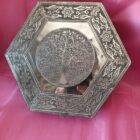 CAJA GRANDE HEXAGONAL PLATEADA SOBRE RELIEVE ÁRBOL DE LA VIDA . ALPACA HECHA A MANO.