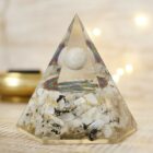 Pirámide orgonita octogonal PIEDRA LUNA . BASE 8CM