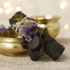 RITUAL SAHUMERIO ATADITO Salvia blanca con rebozado copal, negro, eucalipto y sinuata 10 cm atado