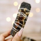 RITUAL SAHUMERIO ATADITO Salvia blanca, rebozado copal negro y ámbar 10 cm atado