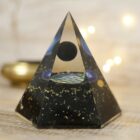 Pirámide orgonita octogonal TURMALINA NEGRA. BASE DE 8CM