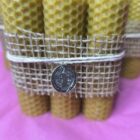 PACK DE 6 VELAS ARTESANALES MIEL PANAL CON AMULETO DOBLE CARA SAN BENITO 6UNIDADES 10X3