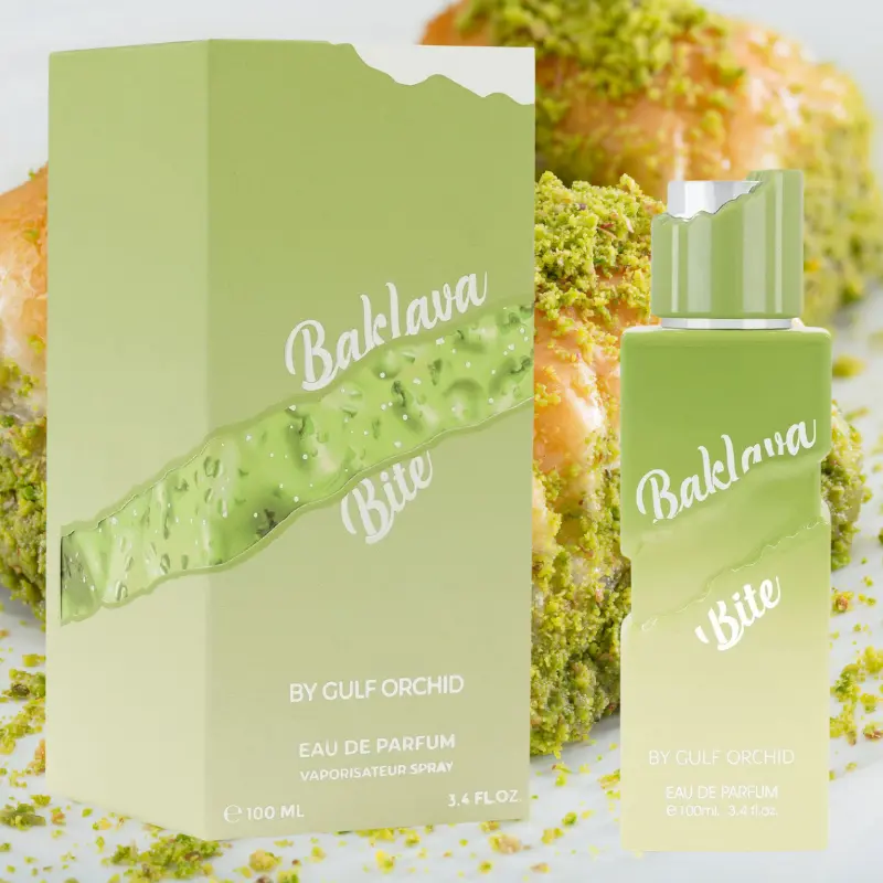 🥮 Baklava Bite · Eau de Parfum · 100 ml ✨ Gulf Orchid · Perfume árabe gourmand · Unisex 🧁 Descripción del producto Baklava Bite es una fragancia cálida y golosa inspirada en el icónico postre oriental. Su aroma combina notas de pistacho tostado, miel dorada y caramelo, creando una experiencia olfativa rica, envolvente y deliciosa. Ideal para quienes buscan perfumes dulces con un toque exótico y sofisticado. 🌸 Pirámide olfativa Salida: pistacho tostado 🌰, miel dorada 🍯, azúcar caramelizada Corazón: pastel suave 🍰, melocotón 🍑, leche cremosa 🥛 Fondo: caramelo fundido 🍬, vainilla 🍨, haba tonka 🌿, sándalo y cedro 🌲 📦 Presentación Frasco de 100 ml con diseño elegante y minimalista Vaporizador cómodo y duradero Packaging ideal para regalo 🎁 o colección personal 💡 Características destacadas Aroma dulce tipo gourmand 🍬 Buena fijación y estela envolvente 💫 Apto para uso diario o momentos especiales 🌙 Unisex, con perfil cálido, cremoso y especiado 🔥 👥 Público recomendado Personas que disfrutan de fragancias dulces, intensas y con carácter oriental. Perfecto para estaciones frías o ambientes acogedores.