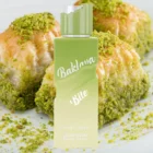 🥮 Baklava Bite · Eau de Parfum · 100 ml ✨ Gulf Orchid · Perfume árabe gourmand · Unisex 🧁 Descripción del producto Baklava Bite es una fragancia cálida y golosa inspirada en el icónico postre oriental. Su aroma combina notas de pistacho tostado, miel dorada y caramelo, creando una experiencia olfativa rica, envolvente y deliciosa. Ideal para quienes buscan perfumes dulces con un toque exótico y sofisticado. 🌸 Pirámide olfativa Salida: pistacho tostado 🌰, miel dorada 🍯, azúcar caramelizada Corazón: pastel suave 🍰, melocotón 🍑, leche cremosa 🥛 Fondo: caramelo fundido 🍬, vainilla 🍨, haba tonka 🌿, sándalo y cedro 🌲 📦 Presentación Frasco de 100 ml con diseño elegante y minimalista Vaporizador cómodo y duradero Packaging ideal para regalo 🎁 o colección personal 💡 Características destacadas Aroma dulce tipo gourmand 🍬 Buena fijación y estela envolvente 💫 Apto para uso diario o momentos especiales 🌙 Unisex, con perfil cálido, cremoso y especiado 🔥 👥 Público recomendado Personas que disfrutan de fragancias dulces, intensas y con carácter oriental. Perfecto para estaciones frías o ambientes acogedores.