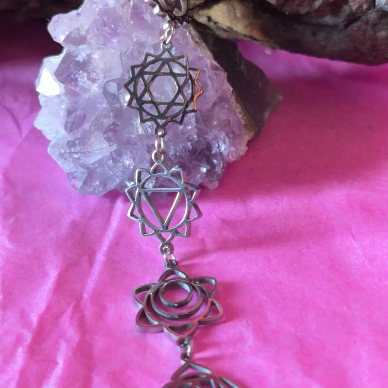 COLGANTE ESOTÉRICO ACERO INOXIDABLE DE LOS CHAKRAS 140 X 15 MM. EQUILIBRIO