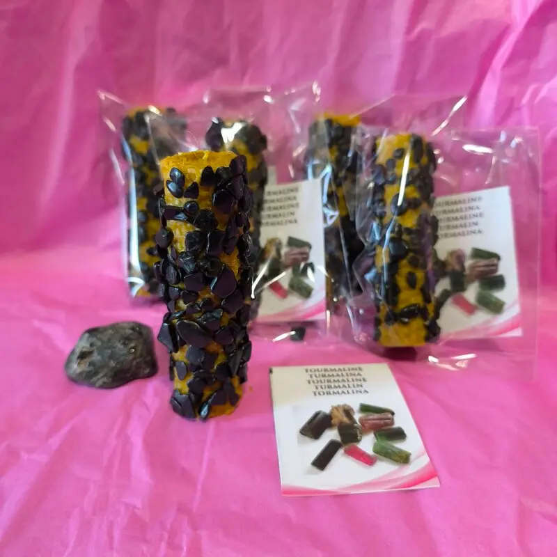 VELA ESPECIAL MIEL PROTECCIÓN Y LIMPIEZA CON TURMALINA NEGRA, CON ACEITES ESOTÉRICOS . RITUALIZADA 10X3 CM