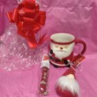 PACK TAZA GIGANTE NAVIDEÑA EDICIÓN ESPECIAL CESTITA HECHA A MANO VERDE: VELA UNGIDA, FIGURA DE DUENDE DE FIELTRO Y TAZA PAPA NOEL