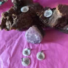 COLGANTE NÁCAR TRIQUETRA . PROTECCIÓN, SALUD Y SUEÑOS 18 MM