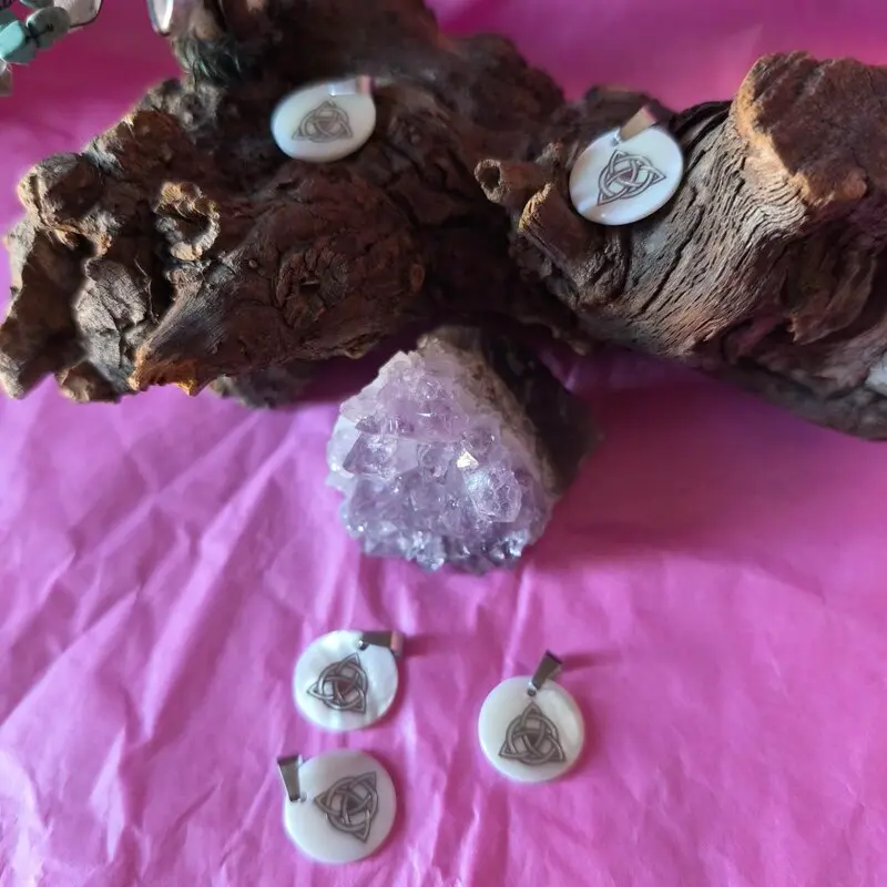 COLGANTE NÁCAR TRIQUETRA . PROTECCIÓN, SALUD Y SUEÑOS 18 MM