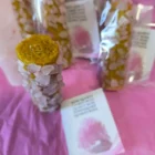 VELA ESPECIAL MIEL AMOR PROPIO Y AUTOCUIDADO CON CUARZO ROSA, CON ACEITES ESOTÉRICOS . RITUALIZADA 10X3 CM