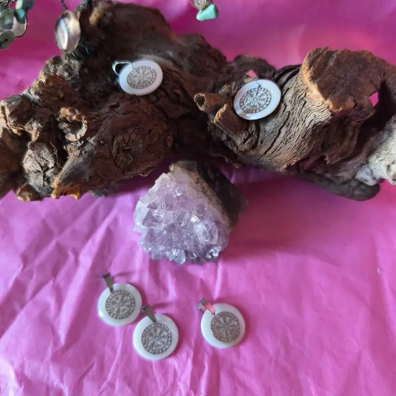 COLGANTE NÁCAR VEGVISIR. BRUJULA VIKINGA. BUSCADOR DE CAMINOS O SEÑALES 18 MM