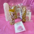 VELA ESPECIAL MIEL AMOR PROPIO Y AUTOCUIDADO CON CUARZO ROSA, CON ACEITES ESOTÉRICOS . RITUALIZADA 10X3 CM