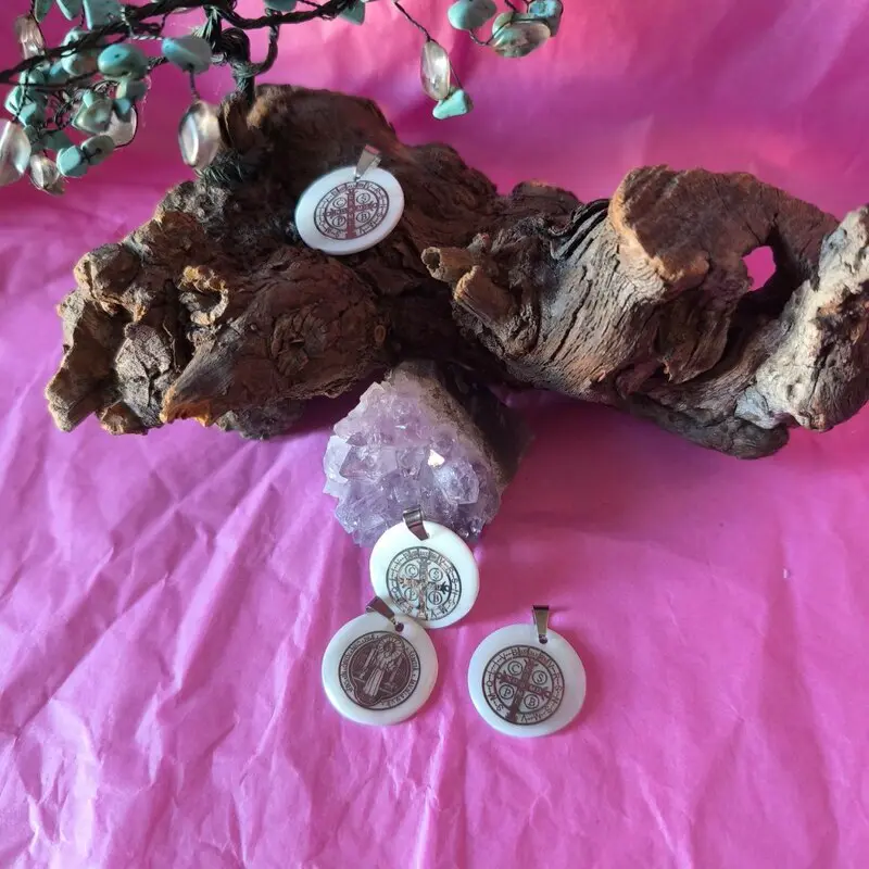 COLGANTE NÁCAR MADALLA SAN BENITO DOBLE CARA. PROTECCIÓN ESPIRITUAL Y EQUILIBRIO 25 MM