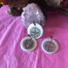 COLGANTE NÁCAR MADALLA SAN BENITO DOBLE CARA. PROTECCIÓN ESPIRITUAL Y EQUILIBRIO 25 MM