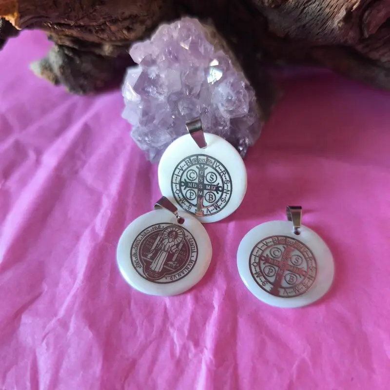 COLGANTE NÁCAR MADALLA SAN BENITO DOBLE CARA. PROTECCIÓN ESPIRITUAL Y EQUILIBRIO 25 MM COLGANTE NÁCAR MADALLA SAN BENITO DOBLE CARA. PROTECCIÓN ESPIRITUAL Y EQUILIBRIO 25 MM
