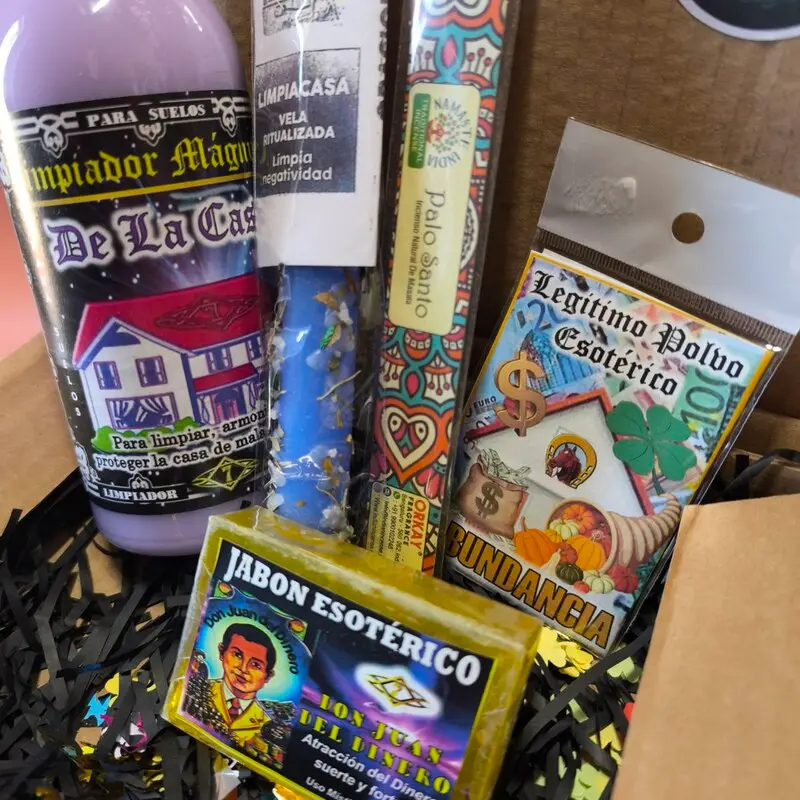 🏠✨ Kit Ritual Brujeril Limpieza y Abundancia para el Hogar ✨🏠 Un conjunto ceremonial creado para quienes desean purificar su hogar, limpiar la negatividad y atraer abundancia, suerte y fortuna. Este kit actúa como un portal energético que transforma los espacios, devolviendo la armonía y abriendo las puertas a la prosperidad. Cada elemento ha sido ritualizado y consagrado para trabajar en sinergia, ofreciendo protección, limpieza y atracción de energías positivas. 🌿 Contenido y Poder de Cada Elemento Fregasuelos Esotérico de Limpieza Energética del Hogar Limpieza profunda de suelos y espacios, arrastrando energías densas y vibraciones negativas. Prepara el entorno para la entrada de prosperidad y armonía. Vela Ungida y Ritualizada de Limpiacasa Encendida en el altar, su llama disuelve la negatividad acumulada, protege el hogar y abre paso a la claridad y la paz. Incienso de Palo Santo El humo sagrado del palo santo purifica, eleva la vibración y conecta con energías superiores. Ideal para limpiezas espirituales y para atraer bendiciones al hogar. Legítimo Polvo Esotérico de Abundancia Potenciador ritual que puede esparcirse en altares, documentos, velas o rincones del hogar. Refuerza la intención mágica de prosperidad y atrae la fortuna. Jabón Esotérico de Don Juan del Dinero Limpieza corporal y áurica que abre caminos hacia la prosperidad. Usado en baños rituales, atrae dinero, suerte y fortuna, fortaleciendo la confianza y la energía personal. 🔮 Usos Ritualísticos y Prácticos Limpieza profunda de hogar y negocio para eliminar negatividad. Ritual de apertura para atraer prosperidad y fortuna. Protección energética del espacio familiar. Baños de descarga para atraer dinero y suerte. Potenciar peticiones de abundancia, éxito y armonía en el hogar. 🌌 Simbolismo Energético El Kit Limpieza y Abundancia para el Hogar es la llave mágica de la prosperidad y la armonía. Cada elemento actúa como guardián y aliado: limpia, protege y atrae. Su energía transforma los espacios en templos de luz, abundancia y bienestar. ✨ Oración Canalizada para Activar el Kit Con la fuerza que limpia mi hogar, con la luz que disuelve la sombra, con el humo que purifica, y con el agua que atrae fortuna, invoco la abundancia en mi casa. Que la negatividad se retire, que la suerte y el dinero fluyan, y que la prosperidad habite en mí. Así sea, así está hecho. 🌟 Este kit no es solo un conjunto de productos, sino un portal energético de limpieza y abundancia, ideal para quienes buscan transformar su hogar en un espacio de prosperidad, armonía y buena fortuna.