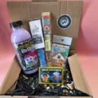 🏠✨ Kit Ritual Brujeril Limpieza y Abundancia para el Hogar ✨🏠 Un conjunto ceremonial creado para quienes desean purificar su hogar, limpiar la negatividad y atraer abundancia, suerte y fortuna. Este kit actúa como un portal energético que transforma los espacios, devolviendo la armonía y abriendo las puertas a la prosperidad. Cada elemento ha sido ritualizado y consagrado para trabajar en sinergia, ofreciendo protección, limpieza y atracción de energías positivas. 🌿 Contenido y Poder de Cada Elemento Fregasuelos Esotérico de Limpieza Energética del Hogar Limpieza profunda de suelos y espacios, arrastrando energías densas y vibraciones negativas. Prepara el entorno para la entrada de prosperidad y armonía. Vela Ungida y Ritualizada de Limpiacasa Encendida en el altar, su llama disuelve la negatividad acumulada, protege el hogar y abre paso a la claridad y la paz. Incienso de Palo Santo El humo sagrado del palo santo purifica, eleva la vibración y conecta con energías superiores. Ideal para limpiezas espirituales y para atraer bendiciones al hogar. Legítimo Polvo Esotérico de Abundancia Potenciador ritual que puede esparcirse en altares, documentos, velas o rincones del hogar. Refuerza la intención mágica de prosperidad y atrae la fortuna. Jabón Esotérico de Don Juan del Dinero Limpieza corporal y áurica que abre caminos hacia la prosperidad. Usado en baños rituales, atrae dinero, suerte y fortuna, fortaleciendo la confianza y la energía personal. 🔮 Usos Ritualísticos y Prácticos Limpieza profunda de hogar y negocio para eliminar negatividad. Ritual de apertura para atraer prosperidad y fortuna. Protección energética del espacio familiar. Baños de descarga para atraer dinero y suerte. Potenciar peticiones de abundancia, éxito y armonía en el hogar. 🌌 Simbolismo Energético El Kit Limpieza y Abundancia para el Hogar es la llave mágica de la prosperidad y la armonía. Cada elemento actúa como guardián y aliado: limpia, protege y atrae. Su energía transforma los espacios en templos de luz, abundancia y bienestar. ✨ Oración Canalizada para Activar el Kit Con la fuerza que limpia mi hogar, con la luz que disuelve la sombra, con el humo que purifica, y con el agua que atrae fortuna, invoco la abundancia en mi casa. Que la negatividad se retire, que la suerte y el dinero fluyan, y que la prosperidad habite en mí. Así sea, así está hecho. 🌟 Este kit no es solo un conjunto de productos, sino un portal energético de limpieza y abundancia, ideal para quienes buscan transformar su hogar en un espacio de prosperidad, armonía y buena fortuna.