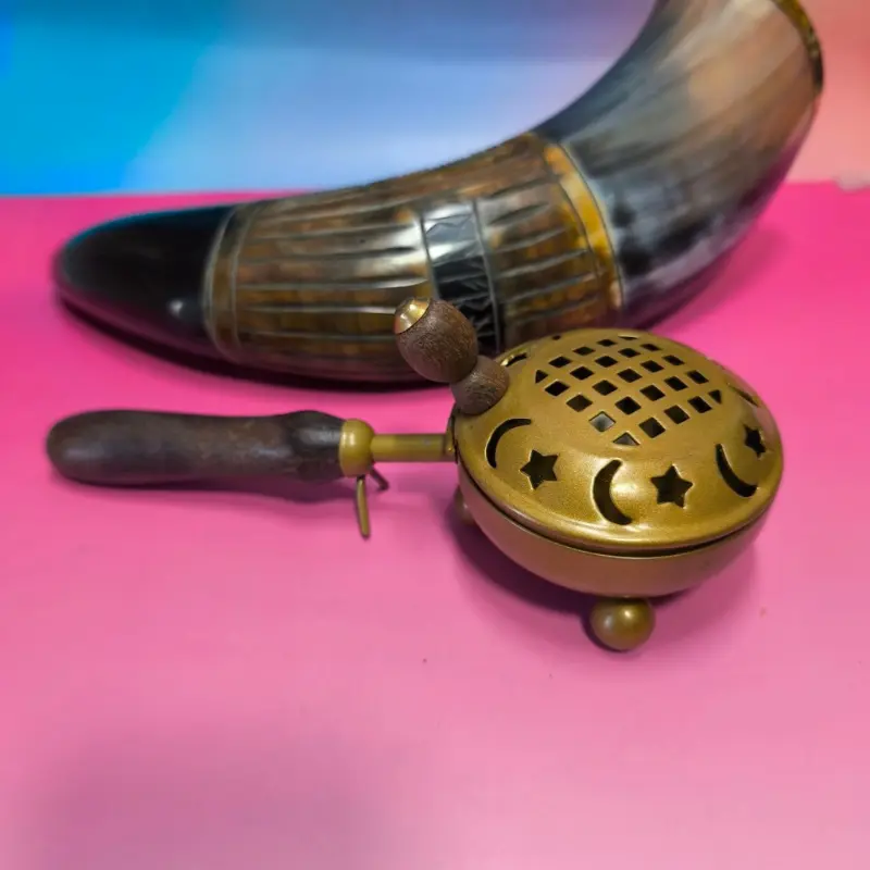 QUEMADOR LUNA Y ESTRELLAS BRASERO DE METAL CON MADERA. ALTO: 7,5 CM. ANCHO:8 CM. LARGO: 23 CM Dorado