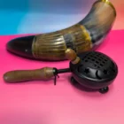 QUEMADOR LUNA Y ESTRELLAS BRASERO DE METAL CON MADERA. ALTO: 7,5 CM. ANCHO:8 CM. LARGO: 23 CM NEGRO