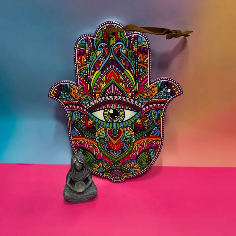🧿 MANO GIGANTE DE FÁTIMA MANDALA Amuleto protector • Decoración sagrada • Pieza funcional de cerámica La Mano Gigante de Fátima con diseño mandala es una pieza de cerámica creada para proteger, armonizar y embellecer cualquier espacio. Su forma ancestral —símbolo universal de bendición, amparo y buena fortuna— se une al mandala central, que irradia equilibrio, enfoque y expansión energética. Gracias a su tamaño y resistencia, esta pieza puede utilizarse como amuleto decorativo, vaciabolsillos o salvamanteles, convirtiéndose en un objeto funcional que, además, sostiene una vibración espiritual elevada. Energía y simbolismo Protección del hogar y del aura mediante la Mano de Fátima. Armonía y equilibrio interior gracias al mandala central. Atracción de buena suerte, paz y claridad mental. Elemento decorativo sagrado que transforma cualquier rincón en un pequeño altar. Usos recomendados Amuleto para el hogar o negocio, colocado en la entrada para atraer protección y buena fortuna. Vaciabolsillos para llaves, monedas, joyas o pequeños objetos rituales. Salvamanteles para proteger superficies durante rituales, infusiones, velas o comidas especiales. Elemento de altar, como base para cristales, velas o amuletos personales. Ideal para Personas que buscan unir estética, espiritualidad y funcionalidad en una sola pieza. Perfecta para regalos energéticos, decoración mística o como herramienta ritual.