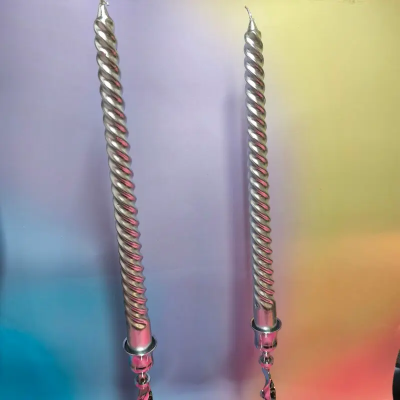 CONJUNTO DE DOS CANDELABROS ESPIRAL CON DOS CIRIOS GRANDES PLATEADO