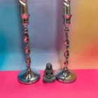 CONJUNTO DE DOS CANDELABROS ESPIRAL CON DOS CIRIOS GRANDES PLATEADO