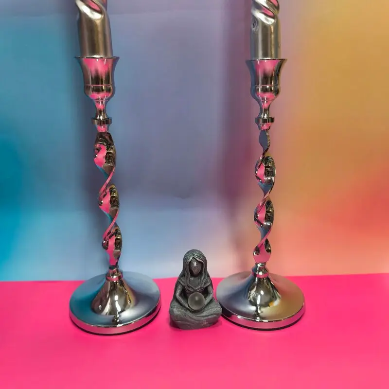 CONJUNTO DE DOS CANDELABROS ESPIRAL CON DOS CIRIOS GRANDES PLATEADO CONJUNTO DE DOS CANDELABROS ESPIRAL CON DOS CIRIOS GRANDES PLATEADO