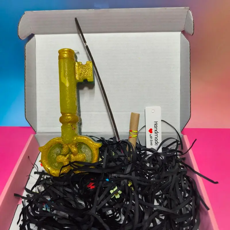 LLAVE DE PODER DE TRABAJO CON VARITA DE INCIENSO Y PERGAMINO LLAVE DE PODER DE TRABAJO CON VARITA DE INCIENSO Y PERGAMINO