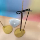 QUEMADOR DE INCIENSO VERTICAL DE MADERO Y METAL. 26X8 CM. CON PAQUETE DE INCIESO DE PALO SANTO Y SALVIA BLANCA HERBAL