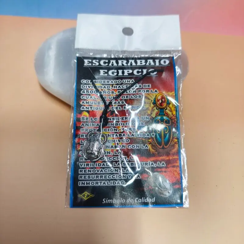 COLGANTE AMULETO ESCARABAJO EGIPCIO. Símbolo de protección, renacimiento y buena fortuna