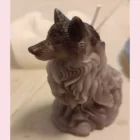 VELÓN Espíritu del Lobo Ancestral. LOBO VIKINGO INTENCIONADO. Fuerza, Protección y Despertar Interior Lobo Vikingo Intencionado • Fuerza, Protección y Despertar Interior El Velón Espíritu del Lobo Ancestral es una herramienta sagrada creada para quienes buscan despertar su poder interior, activar su instinto, proteger su camino y conectar con la fuerza ancestral de los clanes vikingos. Representa al lobo espiritual, guía de los guerreros del Norte, símbolo de valentía, lealtad, intuición y liderazgo. Este velón ha sido ungido y ritualizado bajo intención profunda, preparado para acompañarte en procesos de fortaleza, claridad y empoderamiento personal. ✨ Energía y propósito del Velón El Espíritu del Lobo Ancestral trabaja en tres planos: 🛡️ Protección del guerrero Crea un escudo energético firme Disipa influencias negativas Fortalece tu campo áurico Aporta seguridad y estabilidad interior La energía del lobo vikingo se alza como guardián de tu camino. 🔥 Fuerza, coraje y liderazgo Activa tu poder personal Despierta la valentía para tomar decisiones Refuerza la determinación y la disciplina Ayuda a superar desafíos con espíritu guerrero Es ideal para momentos en los que necesitas avanzar sin miedo. 🌙 Intuición y guía ancestral Conecta con tu sabiduría interna Abre el canal con tus guías y ancestros Aporta claridad en la oscuridad Favorece la visión espiritual y la estrategia El lobo no solo lucha: también observa, siente y comprende. 🔥 Elaboración ritual Cada velón ha sido: Ungido con aceites esotéricos de protección y poder Ritualizado bajo intención de fuerza y guía Consagrado con símbolos nórdicos y energía ancestral Preparado para trabajar con una llama firme y poderosa Su presencia en el altar es imponente y profundamente transformadora. 🕯️ Uso recomendado Coloca el velón en un espacio tranquilo. Respira y visualiza al lobo ancestral caminando a tu lado. Enciende la llama con intención clara. Pide fuerza, protección o guía según tu necesidad. Deja que la energía del lobo trabaje contigo durante el proceso.