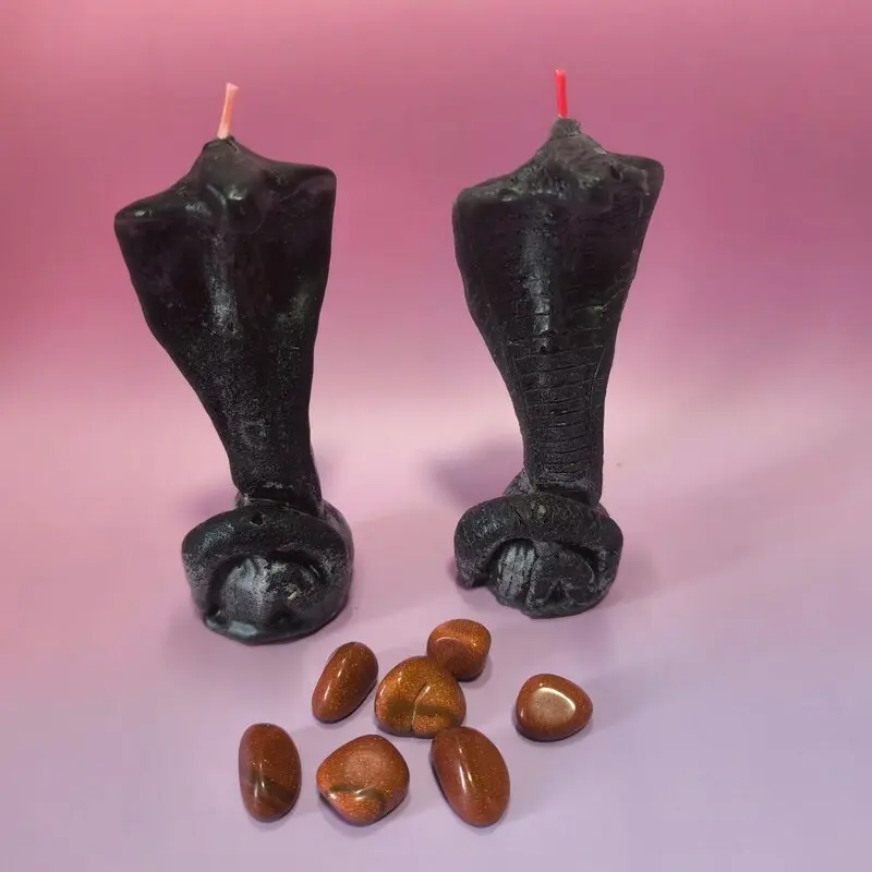 VELÓN COBRA NEGRA RITUALIZADA CON VENTURINA DORADA. Para cortar, neutralizar y transmutar energías densas, envidias, ataques psíquicos, bloqueos y lazos tóxicos