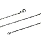 Cadena Acero 60 CMS Grosor 1.5 mm Aprox Fina, resistente y perfecta para colgantes, amuletos y minerales ligeros Esta cadena de acero inoxidable de 60 cm ofrece un diseño fino, elegante y muy versátil. Su grosor de 1.5 mm aprox. la convierte en una opción ideal para colgantes pequeños y medianos, amuletos energéticos, minerales, dijes artesanales y medallas. El acero inoxidable garantiza durabilidad, brillo permanente y resistencia al uso diario, sin oxidarse ni perder color. 🌟 Características principales Acero inoxidable — Material resistente, duradero y apto para uso continuo. Grosor 1.5 mm — Fino, elegante y compatible con la mayoría de colgantes ligeros. Longitud 60 cm — Caída media-larga, cómoda y estética. Hipoalergénica — Ideal para pieles sensibles. Brillo duradero — No se ennegrece ni pierde color. Versátil — Perfecta para amuletos, minerales, dijes y medallas. 🧿 Usos recomendados Colgantes de minerales pequeños y medianos (cuarzo, amatista, turmalina, morganita). Amuletos protectores como San Benito, tetragramatón o símbolos sagrados. Dijes artesanales y piezas personalizadas. Complemento para kits rituales o productos energéticos. Ideal para uso diario por su ligereza y comodidad. 🧴 Estilo y acabado Diseño fino, elegante y minimalista. Brillo metálico uniforme. Cierre tipo mosquetón seguro y resistente. Estética unisex, adaptable a cualquier estilo. 📦 Presentación Material: Acero inoxidable Longitud: 60 cm Grosor: 1.5 mm aprox. Color: Plateado Formato: Cadena individual lista para usar
