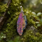 Colgante Tamarita Titanio Arcoíris con Escoba de Brujas