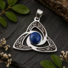 Colgante Triquetra con Piedra Natural de 8 mm | Acero Inoxidable | Varias opciones disponibles