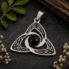 Colgante Triquetra con Piedra Natural de 8 mm | Acero Inoxidable | Varias opciones disponibles